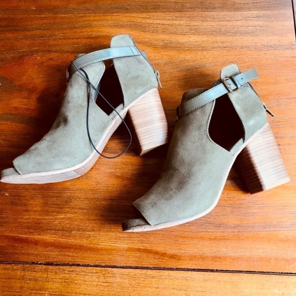 Kenneth Cole REACTION Women's Ankle Booties in army green size 8